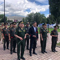 Белорусская делегация возложила цветы к памятнику советским воинам в Кыргызской Республике