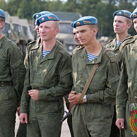 С песней служить веселее