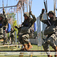 Белорусские и китайские военнослужащие отрабатывают наземные элементы прыжка с парашютом
