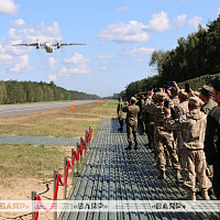 Белорусские военные лётчики отрабатывают вопросы посадки на аэродромный участок дороги