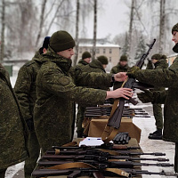 Военнослужащим нового пополнения вручили боевое оружие