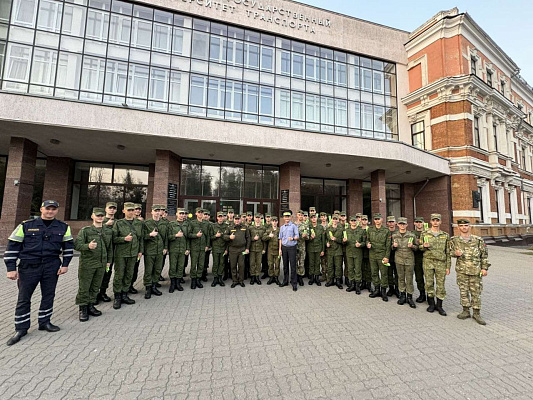 На военно-транспортном факультете в БелГУТ прошла акция «Подари фликер сослуживцу»