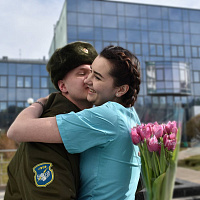 Накануне Дня женщин военнослужащие создают атмосферу праздника