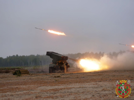 На полигоне Брестский стреляют «Грады»