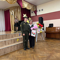 Военнослужащие Вооружённых Сил поздравили учителей с предстоящим праздником