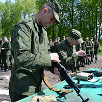 Новобранцы учатся стрелять