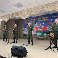 Алели гвоздики на белом снегу