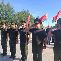 Цветы у мемориала 