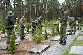 Наведение порядка на мемориале в агрогородке Октябрь Логойского района 