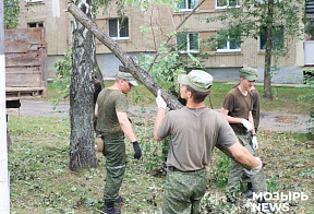На Мозырщине военные продолжают устранять последствия непогоды
