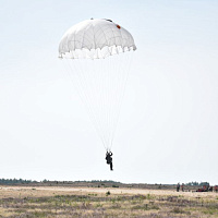 Брестские десантники совершили прыжки с парашютом из самолёта АН-2