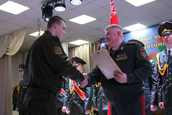 Военнослужащих, выслуживших установленные сроки срочной военной службы, чествовали в Жодино