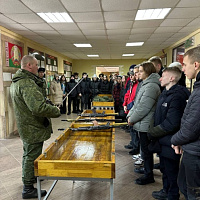 Школьникам — об армии