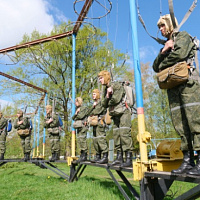 Новобранцы сил специальных операций готовятся к своему первому прыжку с парашютом