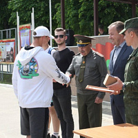 Воины-связисты рассказали школьникам о ратных буднях и ознакомили с армейским бытом
