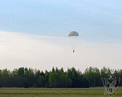 Военнослужащие 103 овдбр совершили прыжки с парашютом