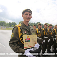 Участникам парада вручили нагрудные знаки от Главнокомандующего Вооружёнными Силами