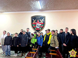 Воспитанники военно-патриотического клуба «Черный лис» побывали в гостях у  военных кинологов 