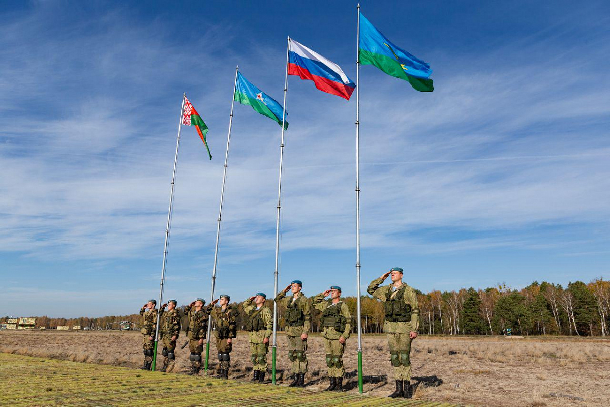 Белоруссия русские войска. Полигон ВДВ В Белоруссии. Учения ВДВ России в Бресте. Россия и Белоруссия учения десантники. Российско Белорусские учения.