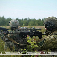 Белорусско-китайские воздушно-поисковые штурмовые группы отработали поиск условного противника и уничтожили его лагерь