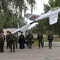 Командир 927-го центра подготовки и применения БАК попрощался с Боевым Знаменем