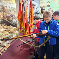 Гвардейцы 120 омбр провели экскурсию для юношей и девушек воспитательно-оздоровительного лагеря «Патриот»