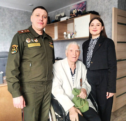 Гвардейцы 120 омбр поздравили с праздником ветерана Великой Отечественной войны