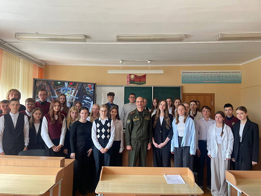 Профориентационную беседу с учащимися провели представители военного факультета в БГУ