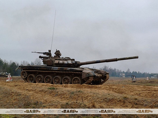 Танкисты 6 омбр выполняют упражнение контрольных стрельб штатным артиллерийским выстрелом