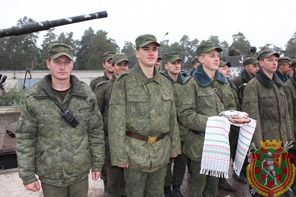 Гвардейцев встречали с оркестром