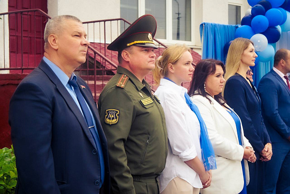 Военнослужащие поздравили школьников с Днём знаний