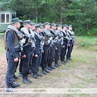 Танкисты механизированных бригад держат экзамен по преодолению водной преграды