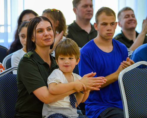 Военнослужащие присоединились к акции «Соберем детей в школу»