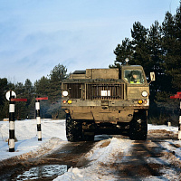 Курсанты 72 ОУЦ преодолели препятствия на армейских вездеходах