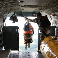 Военнослужащие в/ч 89417 отработали десантирование из вертолета Ми-8 на воду