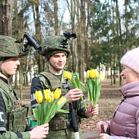 Белорусские военнослужащие поздравляют с наступающим Днём женщин