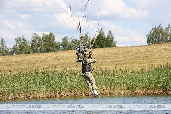 Военнослужащие 5-й отдельной бригады специального назначения отработали десантирование с вертолета на воду 