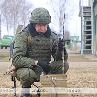 Военнообязанные, призванные из запаса, продолжают проходить курс общевойсковой подготовки