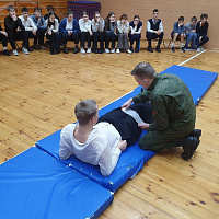 Будущие военные медики провели занятие для учащихся школы