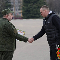 Чествование военнообязанных, завершивших военные сборы, в 120 омбр