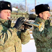 Плечом к плечу