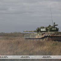 Под Борисовом прошли контрольные стрельбы из вооружения танка Т-72Б с военнослужащими 72 ОУЦ