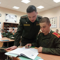 Школьники в погонах сели за парты