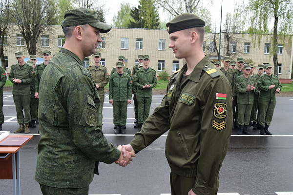 В кинологическом центре состоялось чествование военнослужащих, выслуживших установленные сроки службы