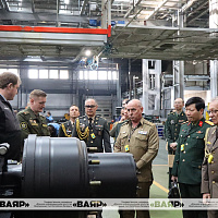 Представители военно-дипломатического корпуса посетили Национальный архив Республики Беларусь и МАЗ