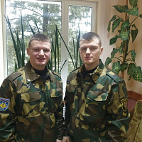 Два молодца, одинаковых с лица