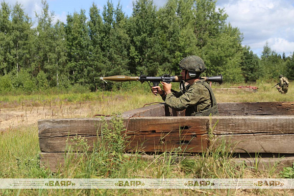 Военнослужащие продолжают оттачивать навыки на занятиях по огневой подготовке