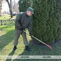 Военнослужащие 74-го отдельного полка связи наводят порядок на закреплённых за частью братских могилах