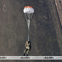 Военнослужащие 5-й отдельной бригады специального назначения совершили прыжки с парашютом