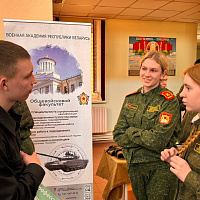 Военнослужащие продолжают проводить профориентационную работу